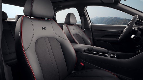 Кресла и рулевое колесо с декоративной красной прострочкой.